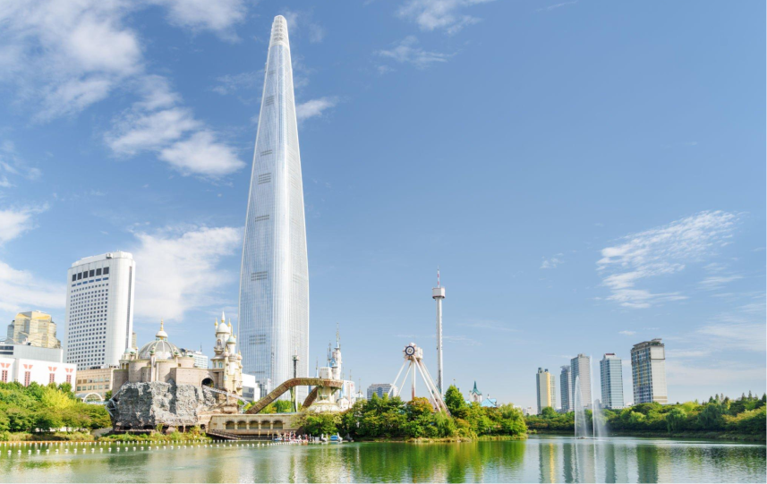 Menara Prima megah di tengah kota dengan pemandangan indah