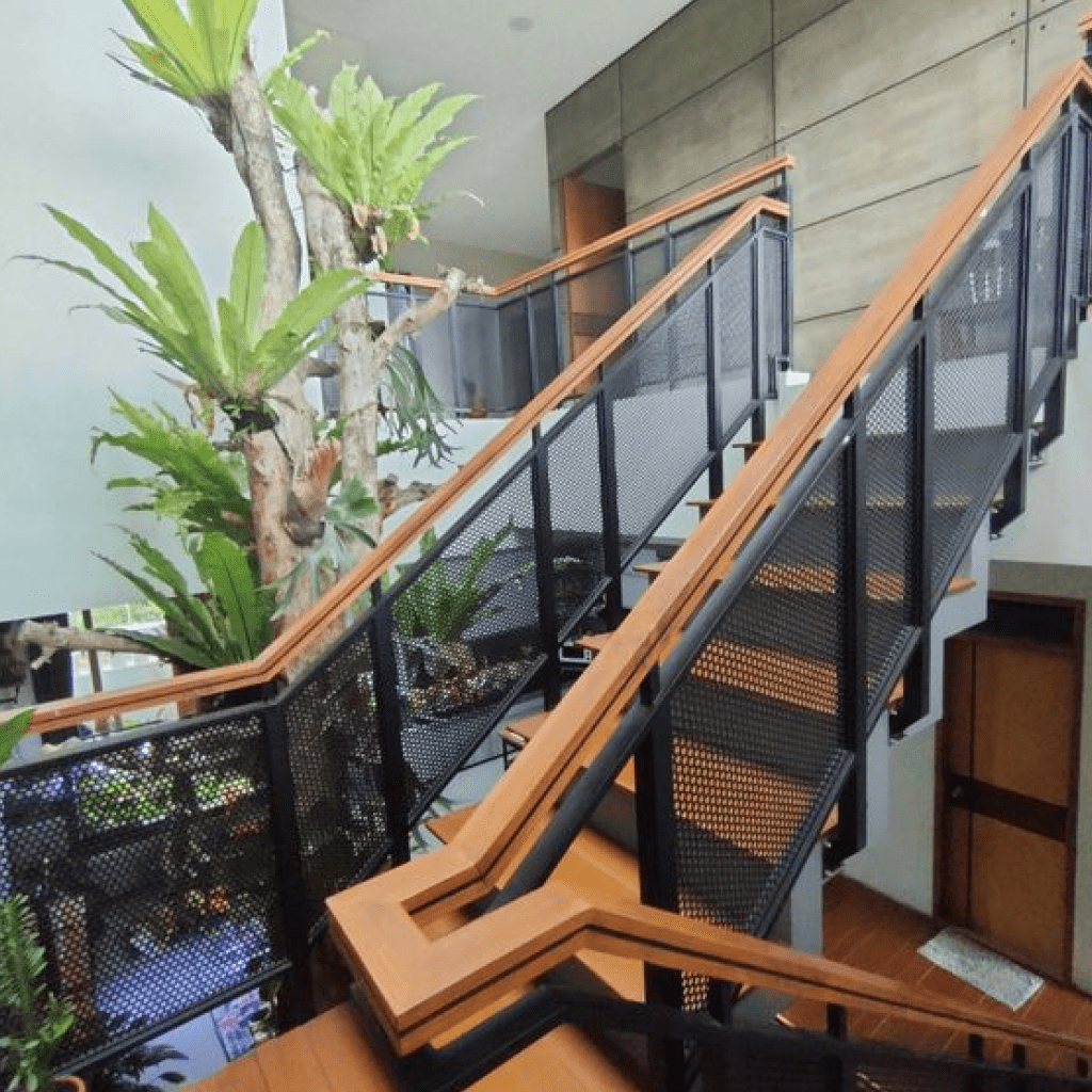 Railing Tangga Kayu dengan Sentuhan Logam