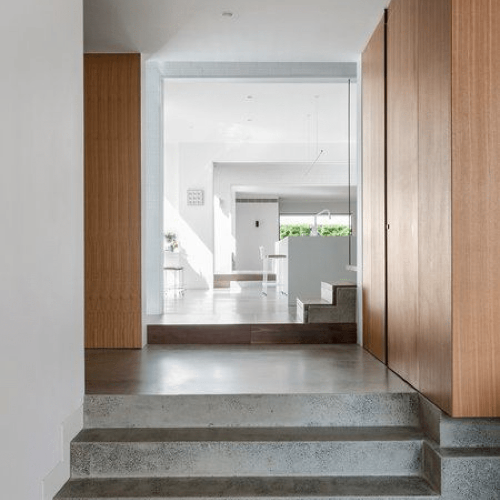 rumah modern minimalis dengan Lantai Polished Concrete