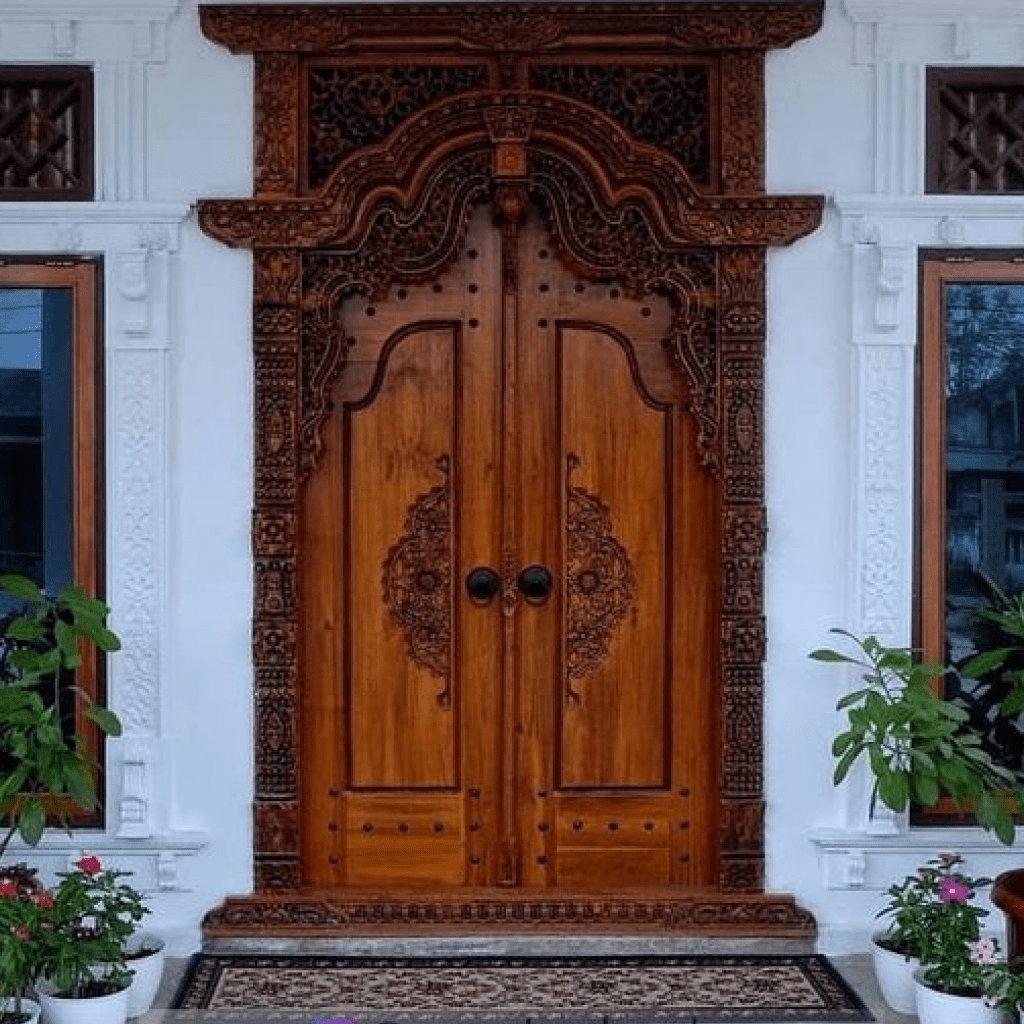 Pintu Kupu Tarung Ukiran Tradisional