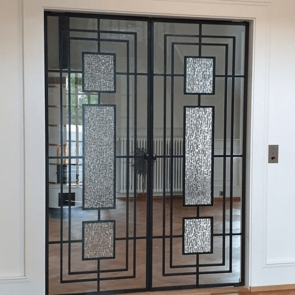 Pintu Kupu Tarung dengan Motif Geometris