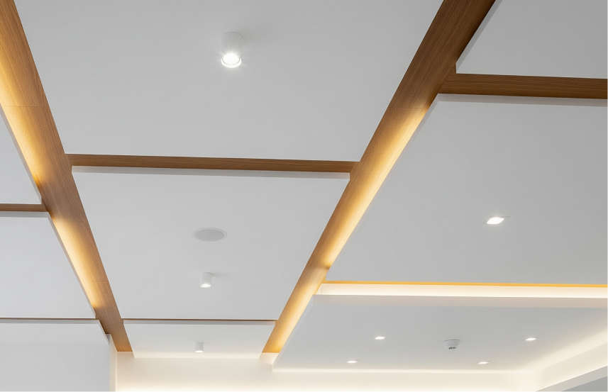 Plafon Gypsum Minimalis Mewah Sentuhan Hangat Alami: Harmoni Gypsum dan Aksen Kayu
