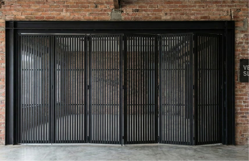 Pintu Garasi Lipat Besi Vertical Slat (Kisi-kisi Vertikal)